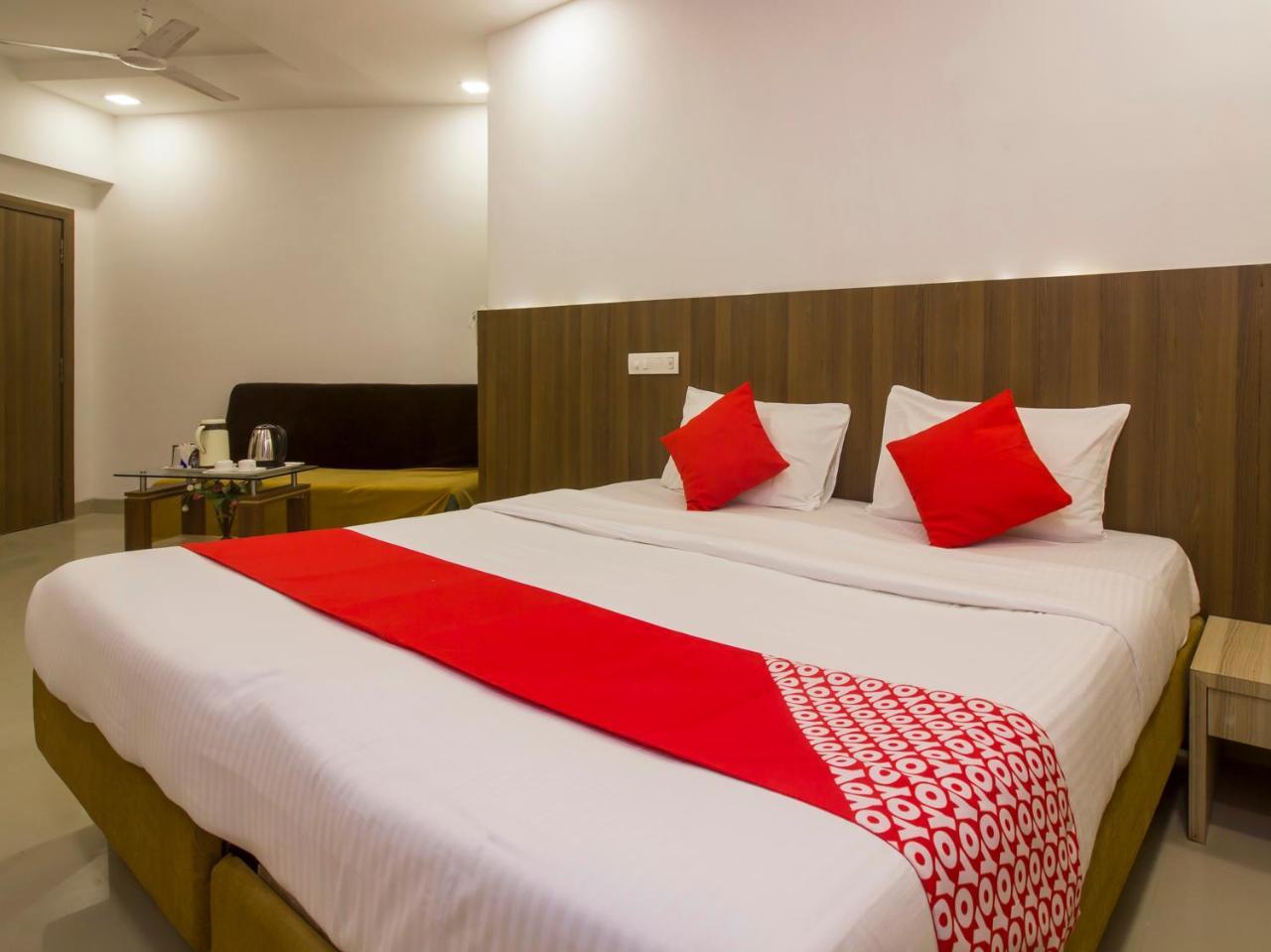 Oyo Flagship 19825 Hotel Panchratna Panvel Eksteriør billede