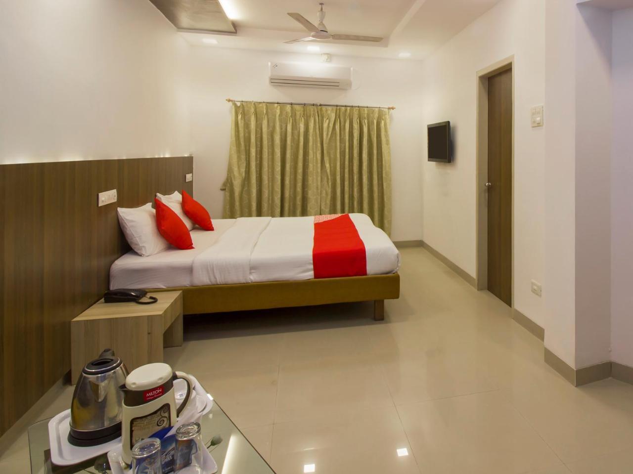 Oyo Flagship 19825 Hotel Panchratna Panvel Eksteriør billede